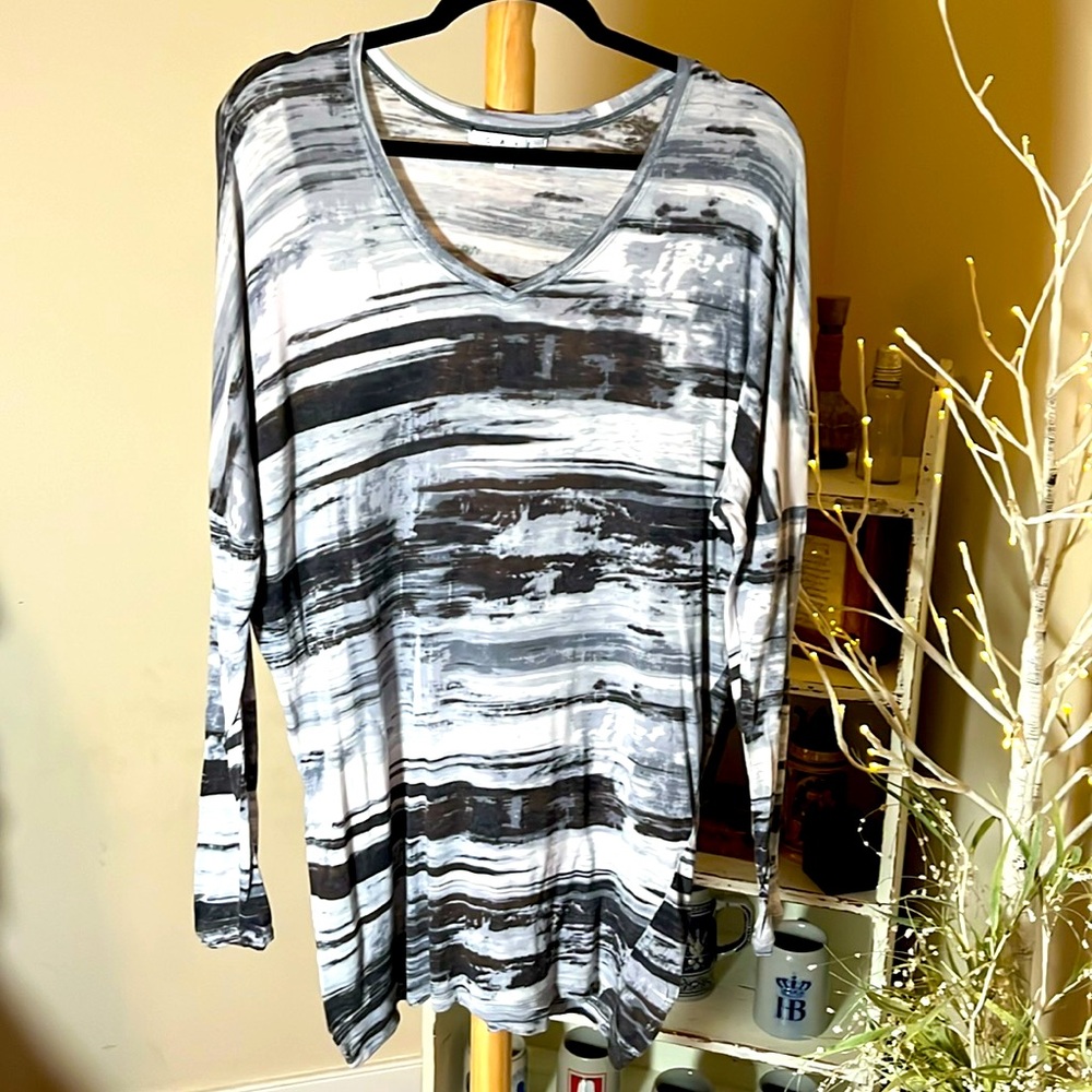 💙COPY Cabi M/L Black/white/gray scoopneck Dolman sleeve tunic.Beautiful, light…